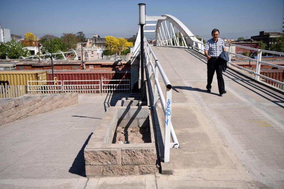 EN EL PREDIO. A la derecha, el puente; a la izquierda se observa el túnel. 