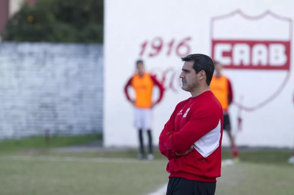 MANOS A LA OBRA. Martos trabaja para que el equipo pueda encontrar su mejor versión para vencer a Argentinos. LA GACETA / FOTO DE FOTO DE DIEGO ARAOZ (ARCHIVO)