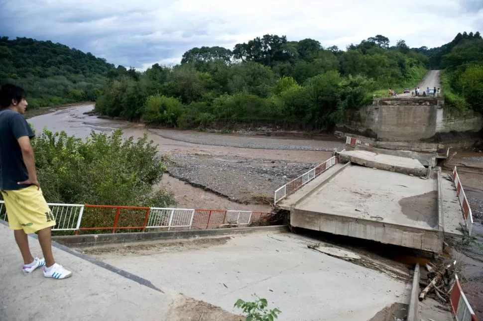 IRRECUPERABLE. El puente sobre la ruta 305, antes de Villa Padre Monti, debIó ser reconstruido por completo tras la furia del agua en 2015. 