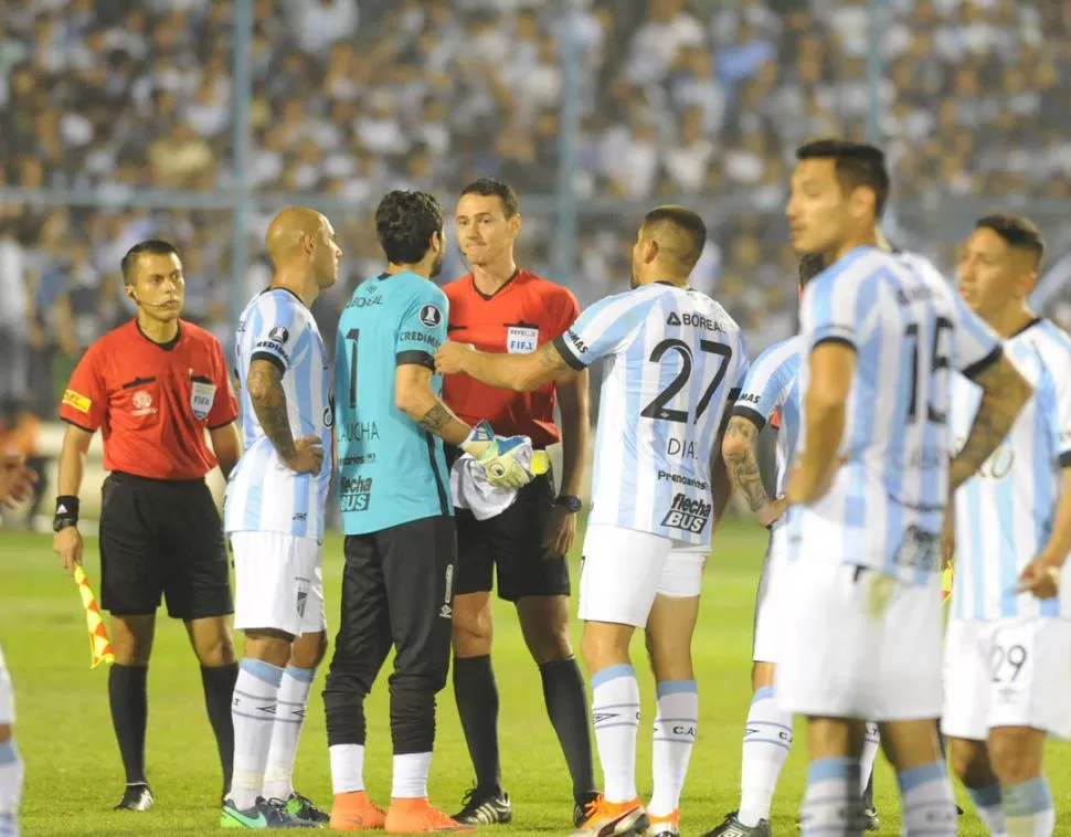 “NI MU”. Con cara de “yo no fui”, el árbitro Roldán escucha a Lucchetti y a Díaz, que intenta pedirle la palabra al capitán “decano”. El VAR se estrenó con una roja en Tucumán. la gaceta / foto de héctor peralta 