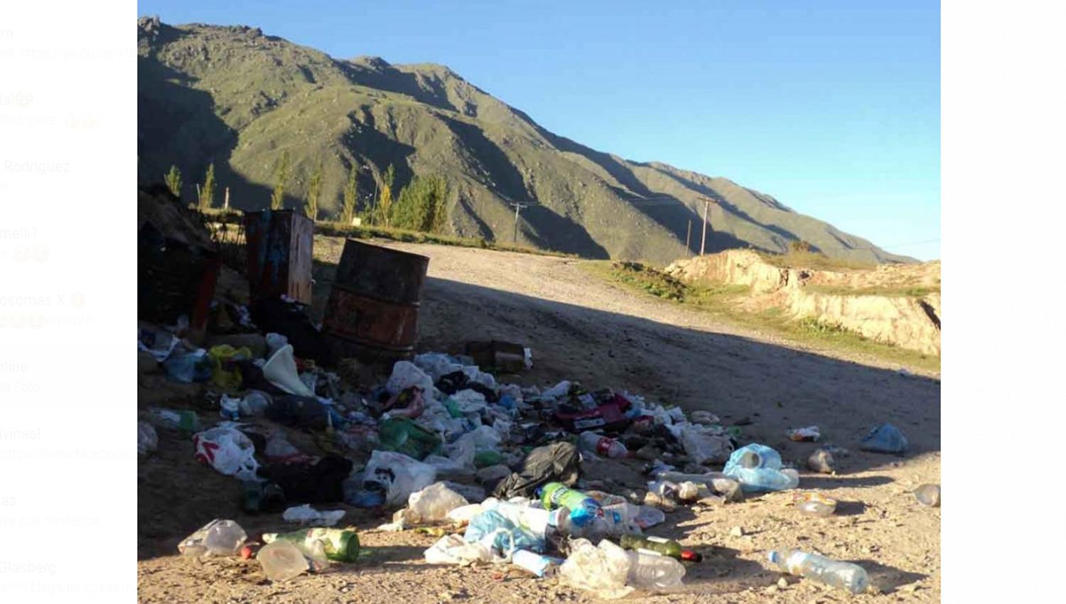 El Mollar soporta una invasión de moscas por la basura acumulada