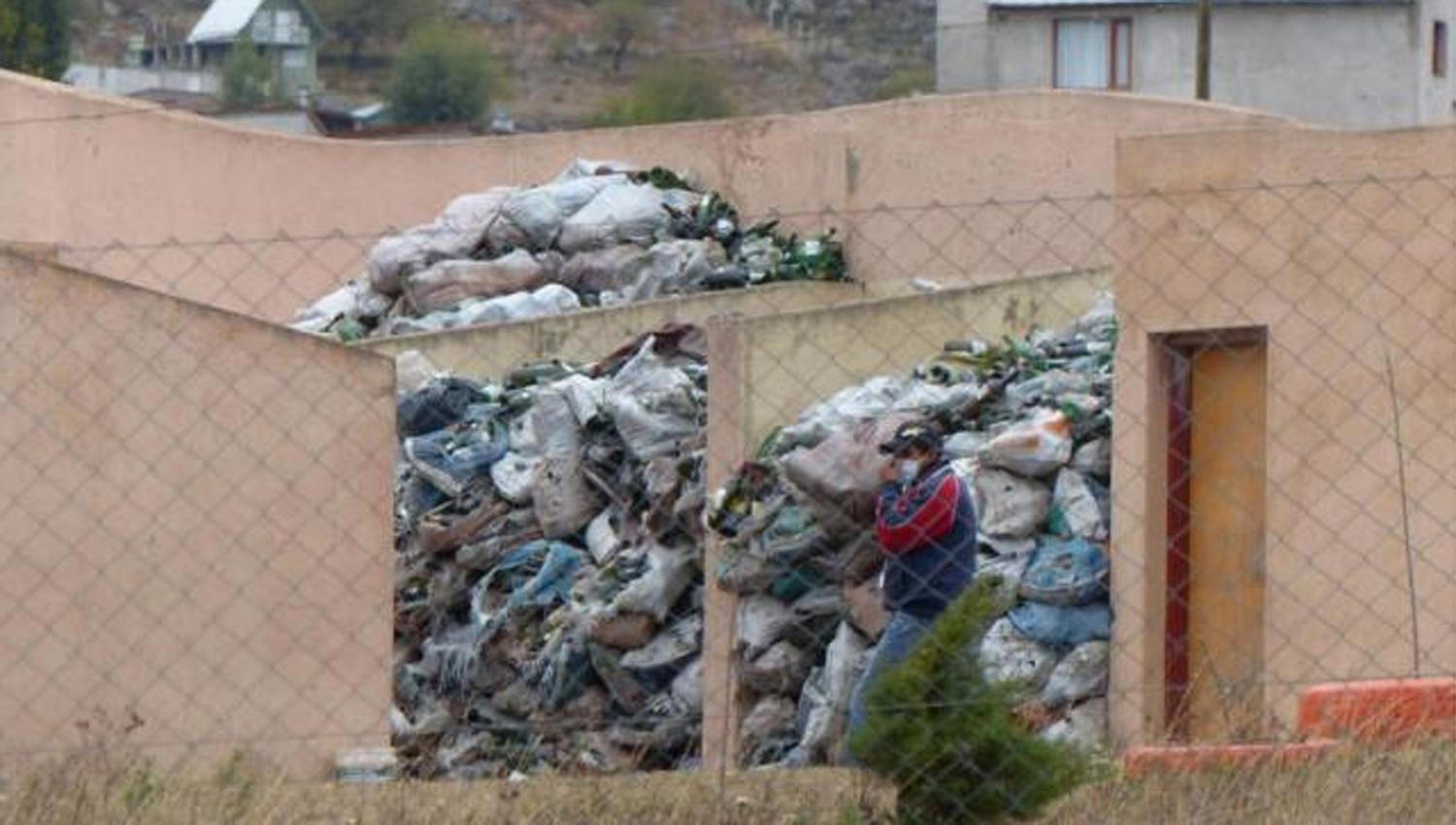 El Mollar soporta una invasión de moscas por la basura acumulada