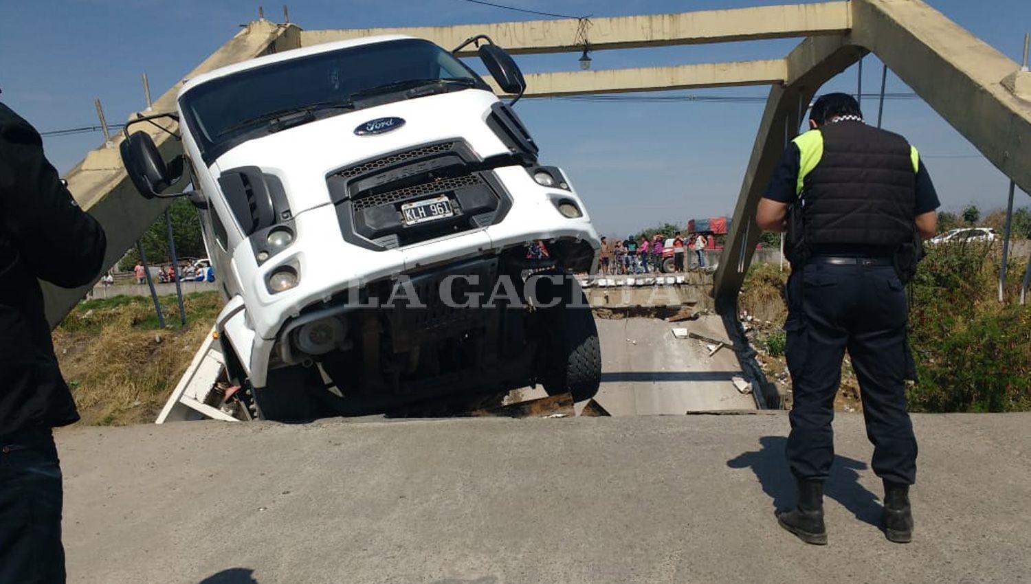 Imágenes: así quedó el puente que colapsó en avenida Colón y Canal Sur