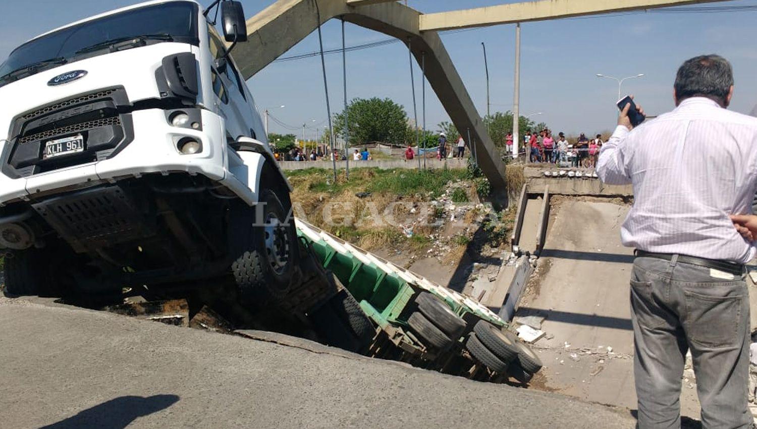 Imágenes: así quedó el puente que colapsó en avenida Colón y Canal Sur