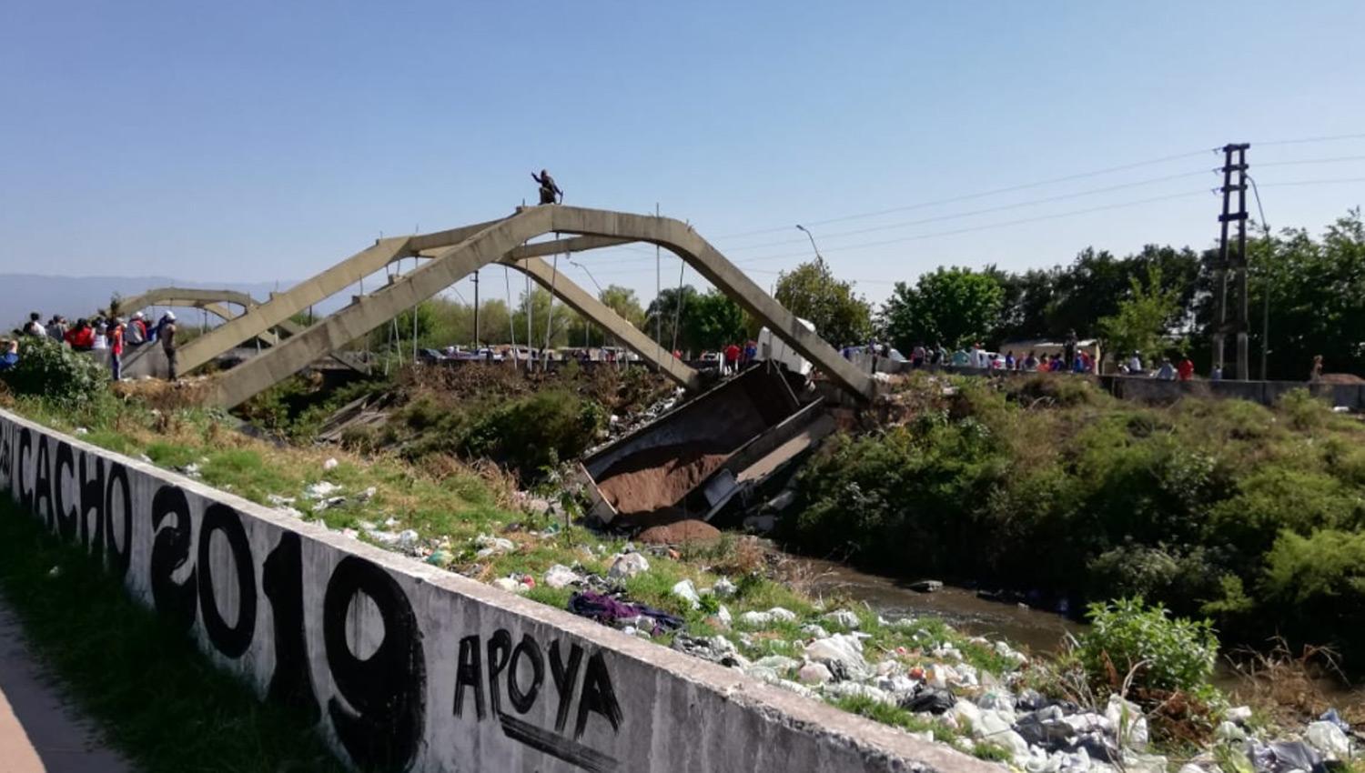 El camión pasaba por el puente en el momento del derrumbe.