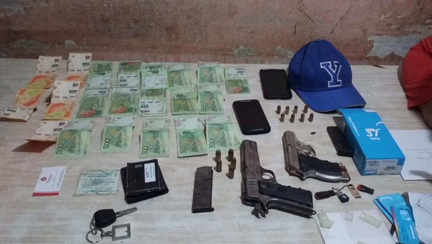 Secuestran dinero y armas en allanamientos por el robo al local de una tarjeta de crédito