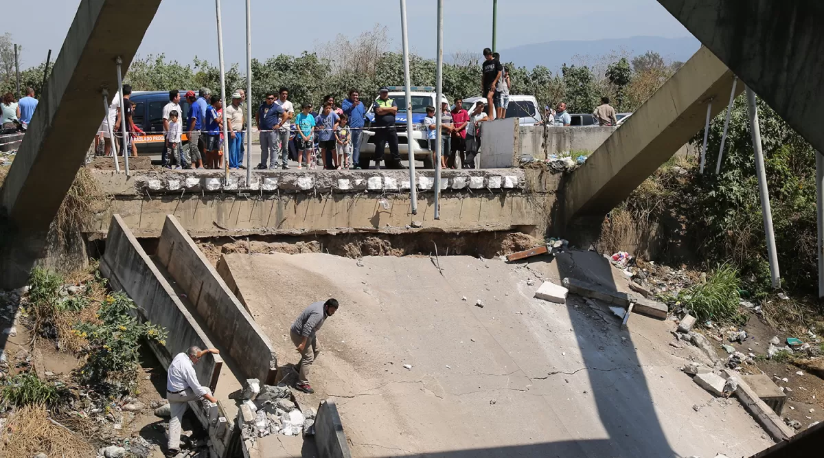 El puente del barrio Manantial Sur quedó reducido a escombros.