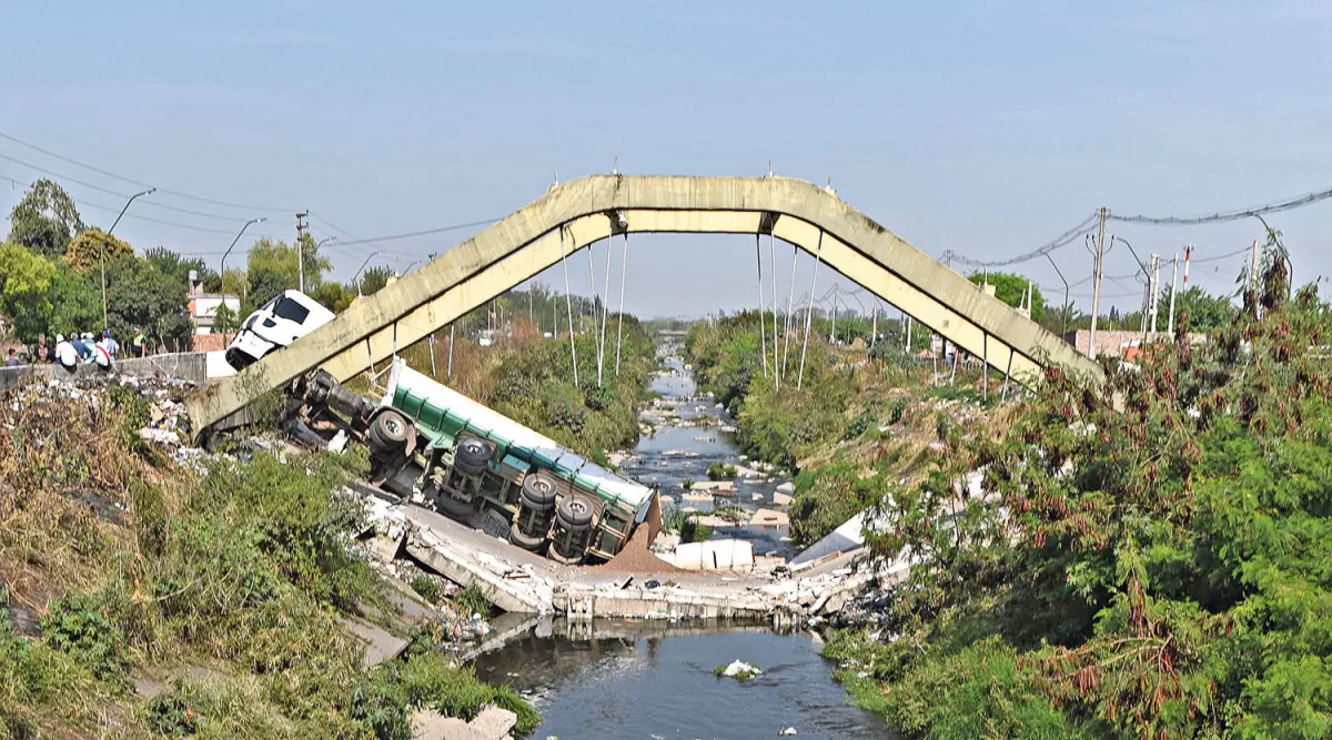 Puentes que separan