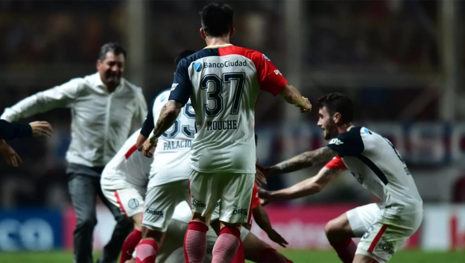 Los jugadores del Ciclón celebran el último gol.