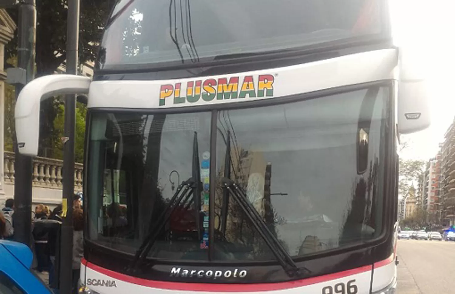 EL MICRO. Los choferes tuvieron que bajar para darle su lugar otros dos conductores.