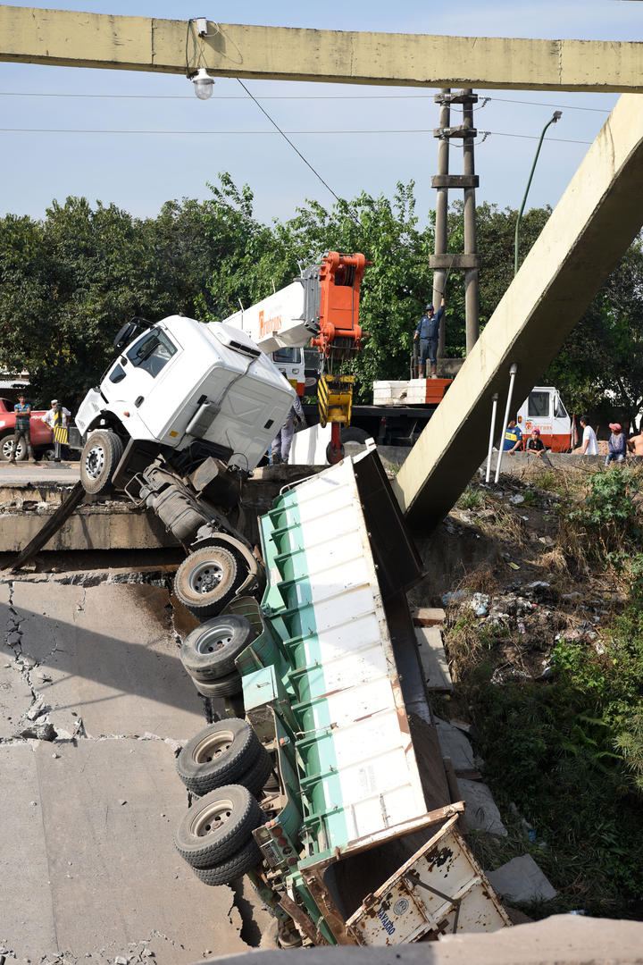 TRABAJO VESPERTINO. Una grúa saca el camión que quedó arriba de la estructura de hormigón caída en un canal. la gaceta / foto de DIEGO ARAOZ