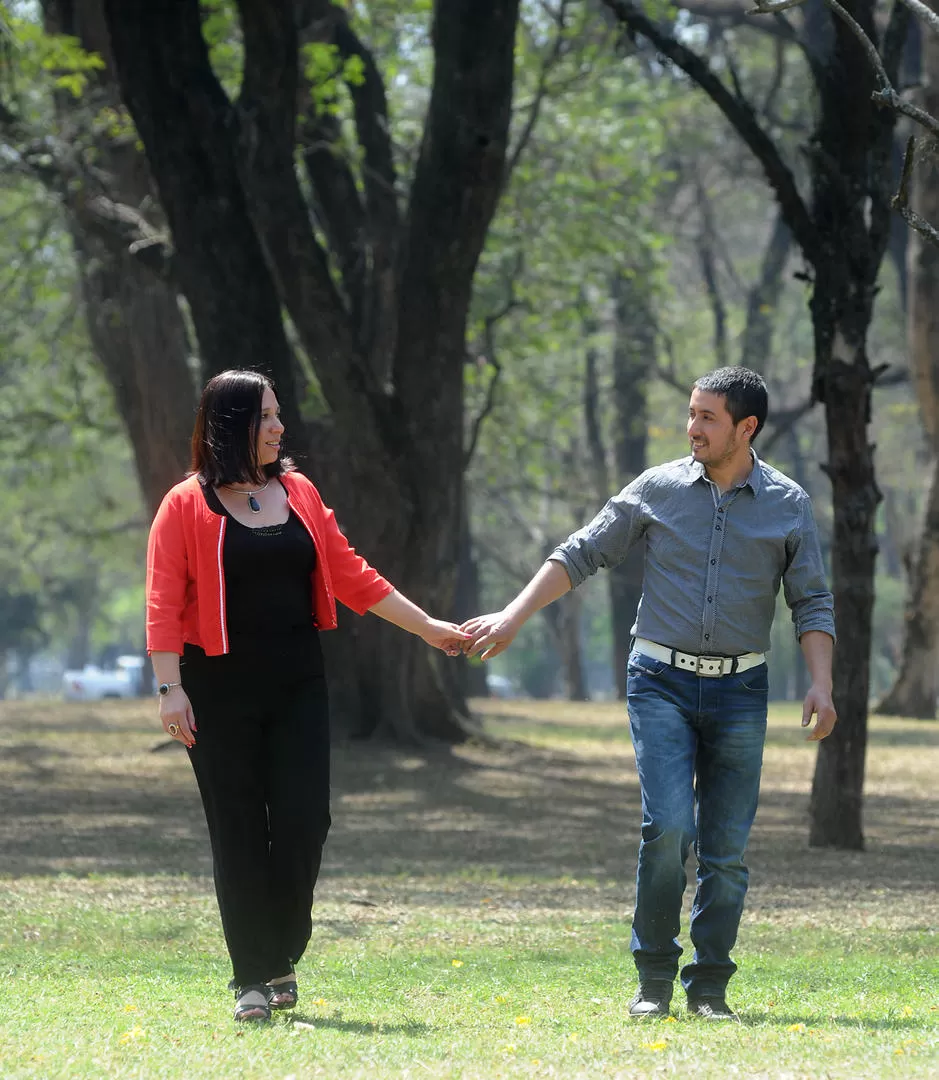 Y TE VUELVO A ELEGIR. Se dicen Lucía y Néstor, que se conocieron en la parada del 103 el  21 de septiembre de 1992. LA GACETA / FOTO DE ANTONIO FERRONI.-  