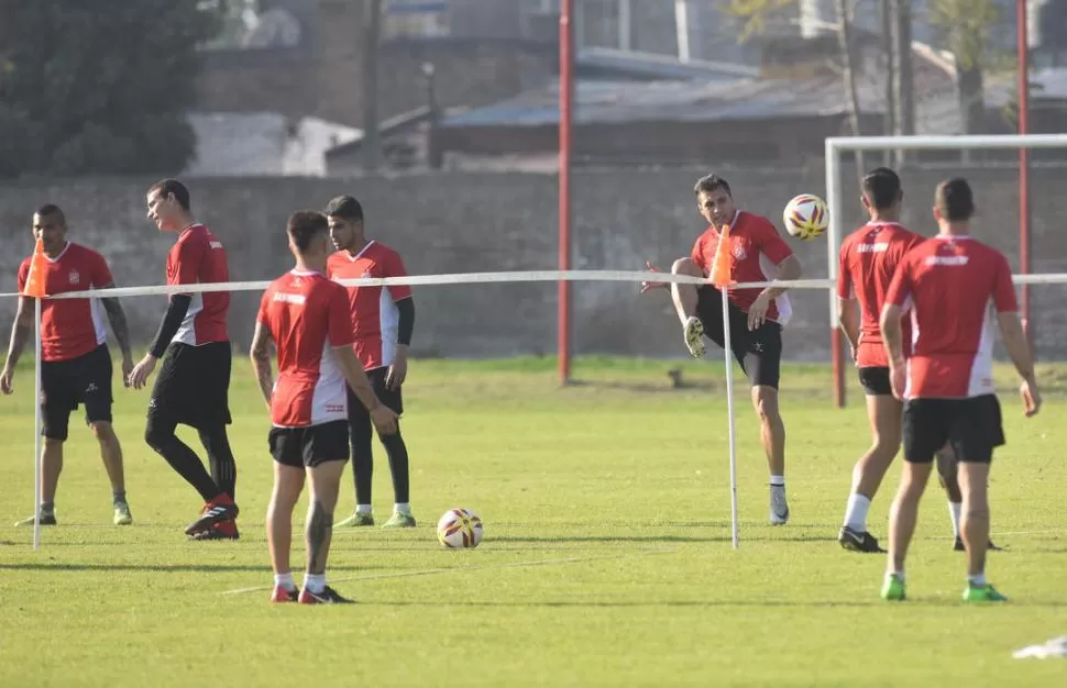 A CAMBIAR LA CARA. Los jugadores de San Martín trabajan para dejar atrás el mal comienzo de torneo que precipitó la salida de Forestello; la misión de ahora en adelante es corregir las cosas que hicieron mal. LA GACETA / FOTO DE OSVALDO RIPOLL (Archivo).-