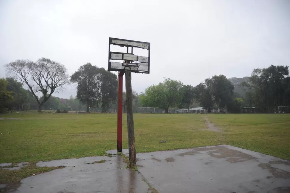 EL CORAZÓN DEL BARRIO HORCO MOLLE. La cancha y la plaza del vecindario. FRANCO VERA / LA GACETA