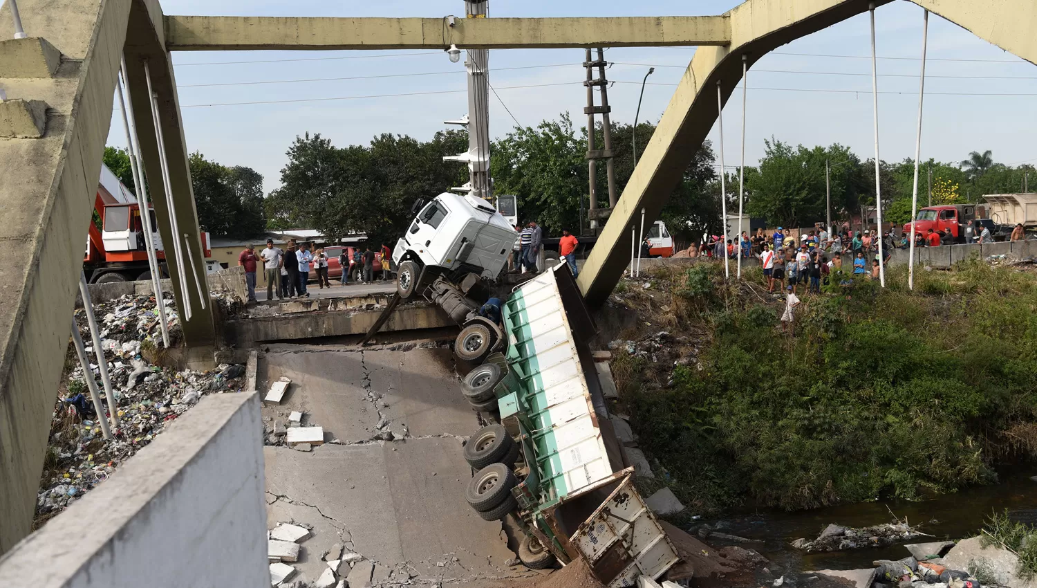 El camión quedó atrapado entre lo que quedó del puente.