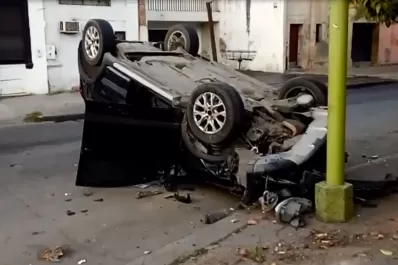 El fin de semana largo arrancó con un choque y vuelco en avenida Mitre y Santiago
