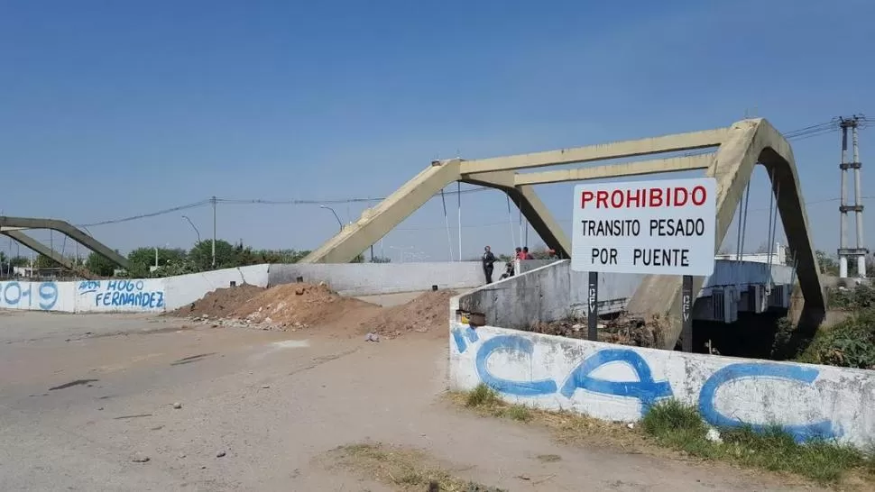 DESPUÉS DEL DERRUMBE. El segundo puente, de similares características del que colapsó, fue inmediatamente clausurado con montículos de tierra. la gaceta / foto de miguel velardez