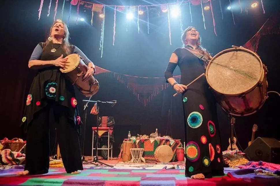 A DÚO. Liliana Vitale y Verónica Condomí comparten tejidos y cantos. Tiempo Argentino