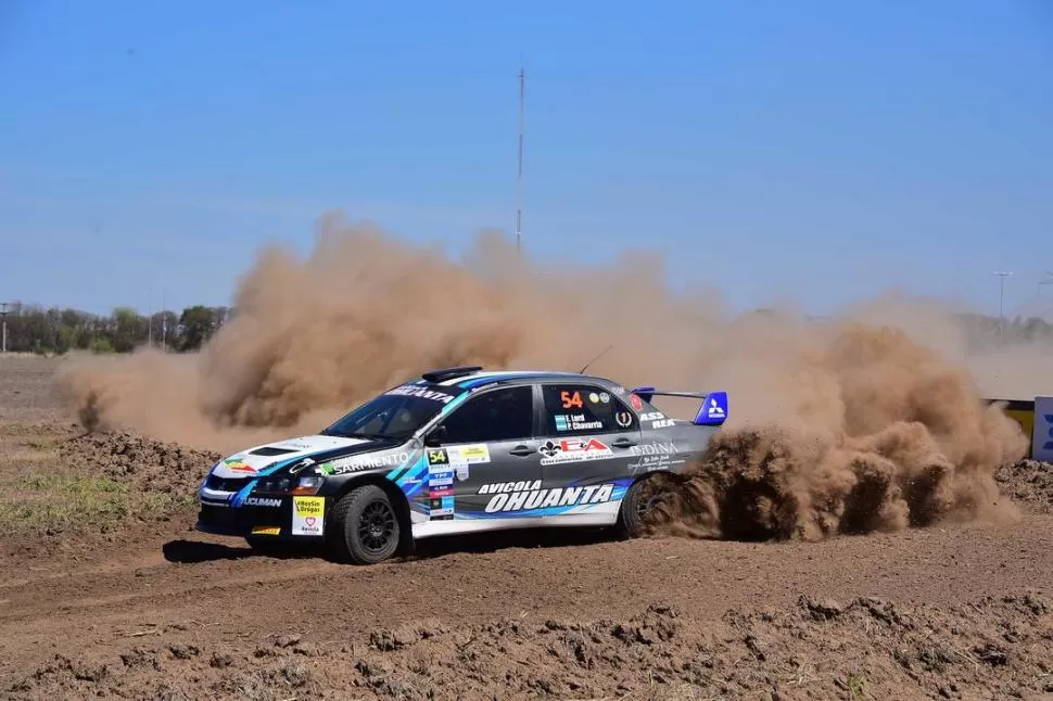 POLVAREDA. El Mitsubishi de Lord avanza raudo en los caminos toledanos. foto de marcelino mercado 