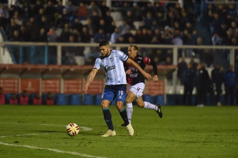 ¿VUELVE? Barbona podría regresar a la titularidad en el partido de mañana en San Juan, a causa de la lesión de Ricardo Noir.  la gaceta / foto de DIEGO ARAOZ