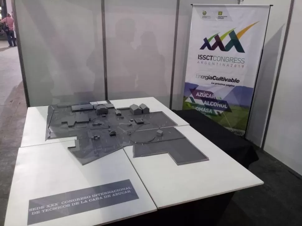 MAQUETA. En un stand de la Expo 2018 se muestra un plano del predio. 