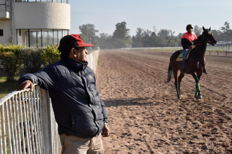 SIGUE TODO DE CERCA. “Chichilo” Véliz es el portero de las pistas del hipódromo. 