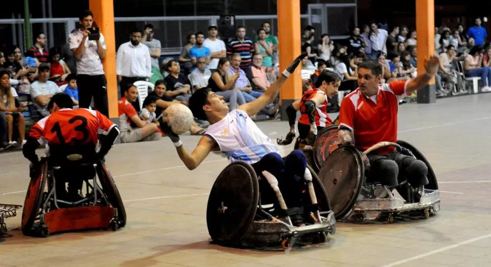 DINÁMICO. Aunque sólo admite personas con serias deficiencias motrices o amputaciones, el Quad Rugby es un deporte de mucha velocidad y contacto, que exige una excelente preparación física. la gaceta / foto de hector peralta