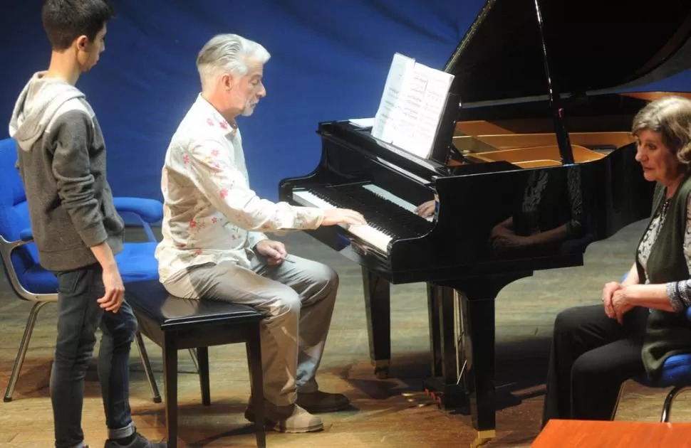 EN CLASE. El maestro Lively le señala fortalezas y debilidades a un alumno que interpretó Beethoven. la gaceta / foto de Antonio Ferroni