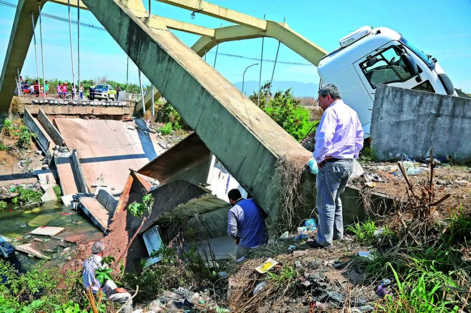 COLAPSADO. Las vigas no soportaron el peso de un camión. la gaceta / foto de Matias Quintana