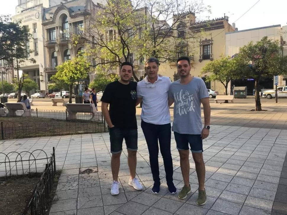 EN LA PLAZA INDEPENDENCIA. Carlos Avanzi y sus hijos, Diego y Juan Martín, visitaron varios puntos turísticos de Tucumán. 