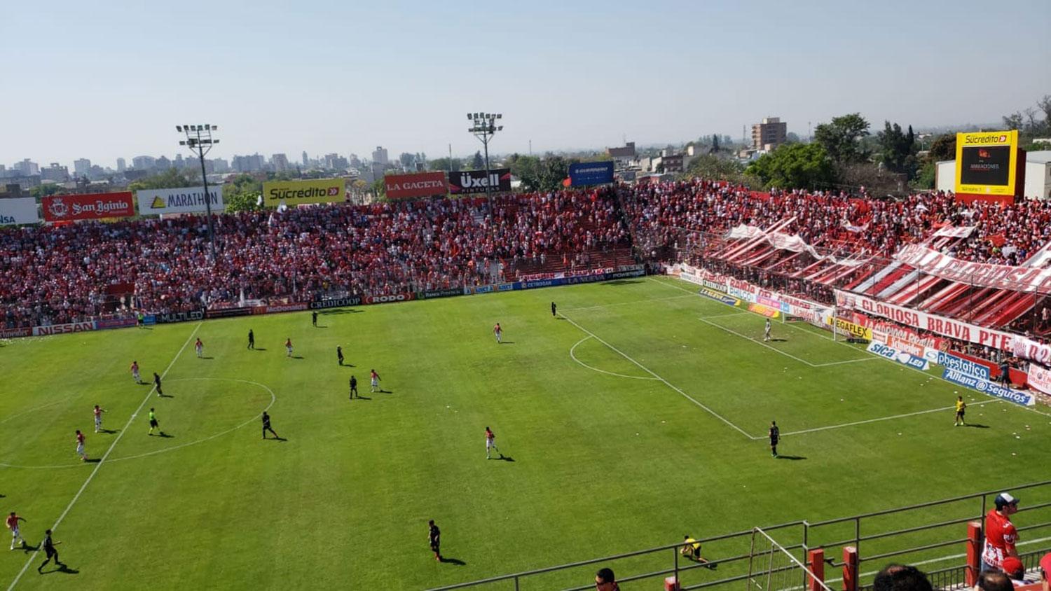 DESDE TEMPRANO. Los hinchas de San Martín colmaron La Ciudadela para alentar ante Argentinos.