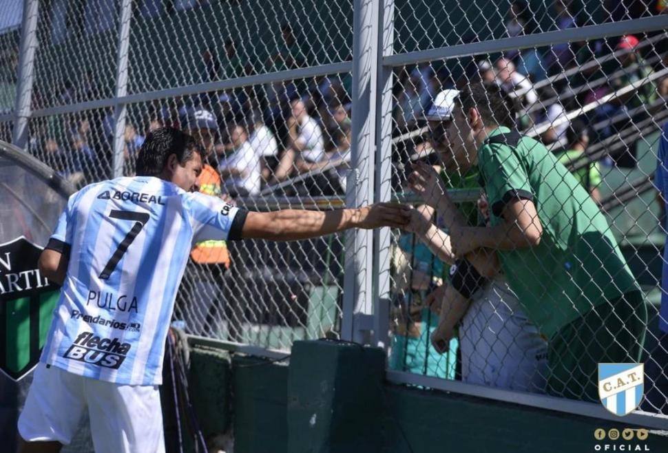 FELICIDAD. El plantel posa en la pista del aeropuerto en San Juan, con el avión que los trajo de regreso a Tucumán, tras la victoria. 