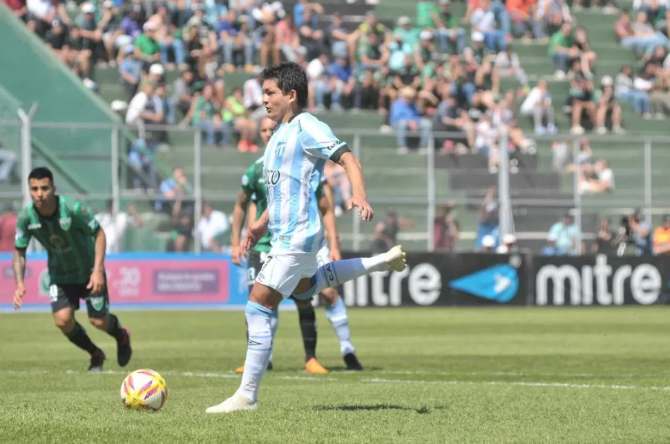 DEFINIÓ CON CLASE. Luis Rodríguez, segundos antes de convertir el penal para poner a Atlético 2 a 0 sobre San Martín. El “Pulguita” esperó que Ardente se tire al otro costado para patear.  FOTO DE Agustin Moya (ESPECIAL PARA LA GACETA) 