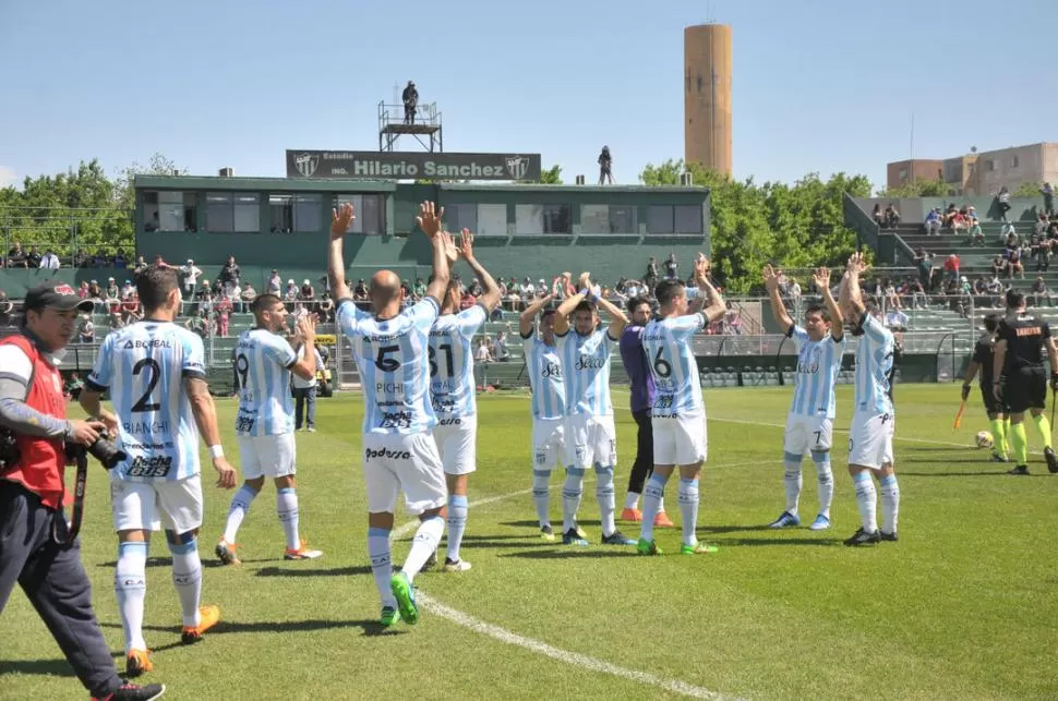 APLAUSOS. Arriba, el equipo saluda a los hinchas locales, luego de saltar al campo de juego en San Juan. A la derecha, “Pulguita” saluda a la fanática sanjuanina. foto de agustín moya (especial para la gaceta)