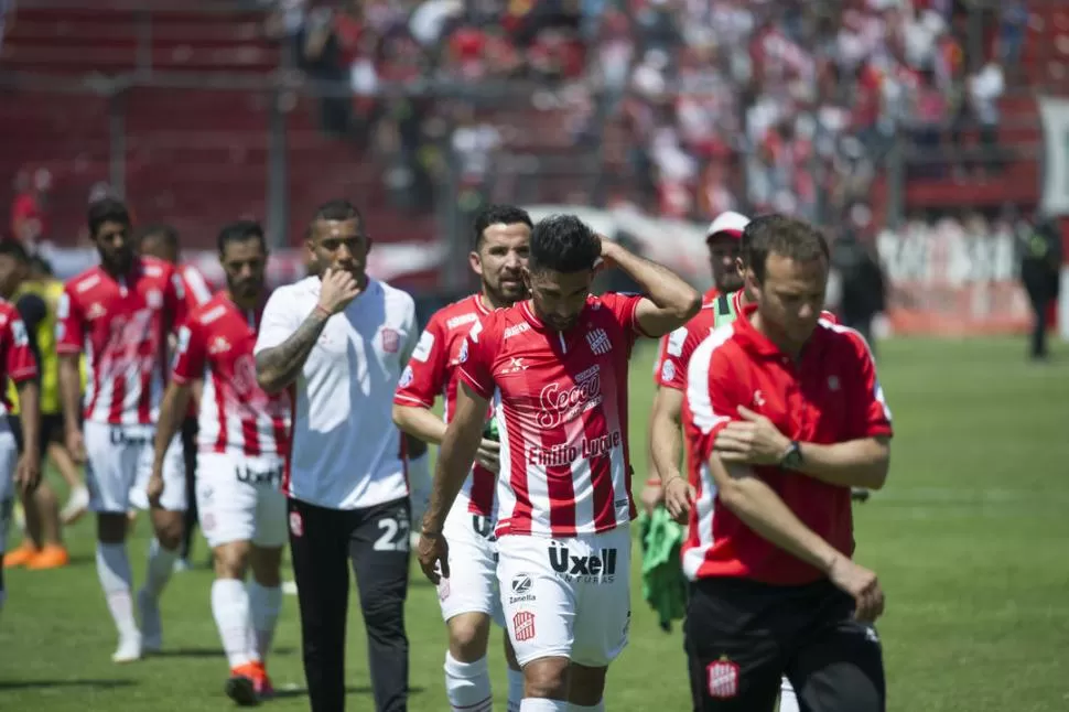 INTERINOS. El cuerpo técnico liderado por Ariel Martos dejará su lugar en las próximas horas al equipo que traiga el nuevo entrenador del “Santo”, que deberá abocarse a cambiar la situación de San Martín. la gaceta / foto de jorge olmos sgrosso