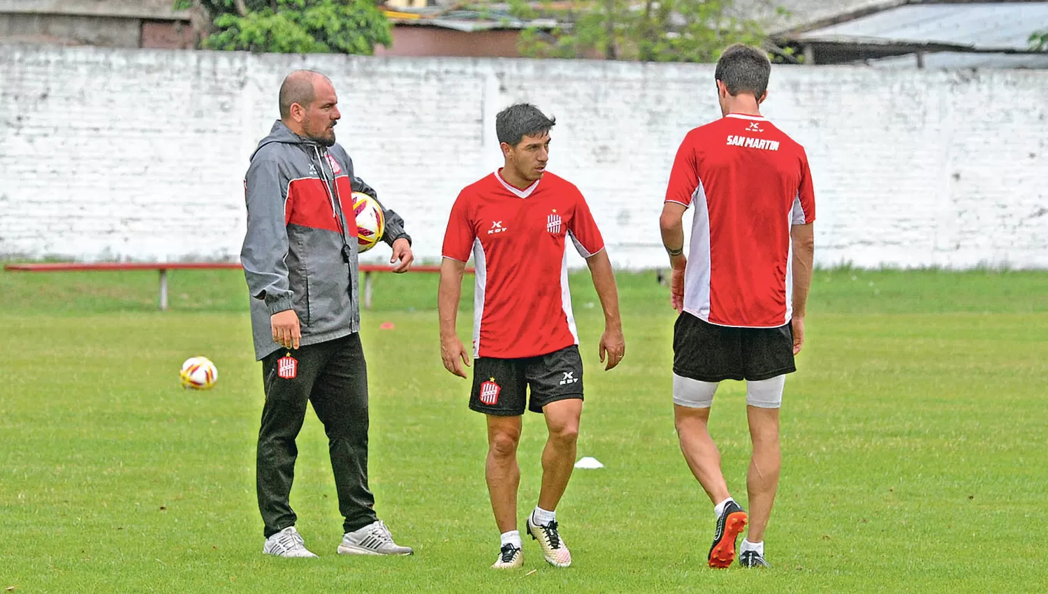 PUESTA A PUNTO. Franco Costa (centro) dejó atrás el desgarro y podría jugar el lunes.