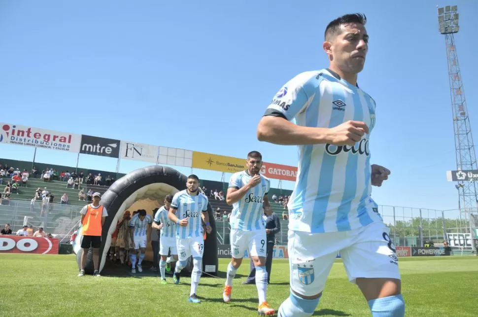 A LA CANCHA. Acosta encabeza a Atlético en goles junto a Leandro Díaz (atrás suyo) y en la salida del equipo al campo de San Martín de San Juan. Luis Rodríguez completa el podio con cuatro goles.  foto de agustín moya