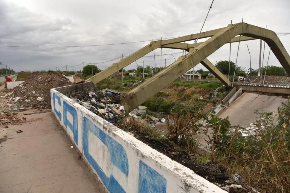 TENSORES QUE CUELGAN. Sólo la parte superior del puente que está hacia el este quedó en pie. El resto cayó al fondo del Canal Sur. 