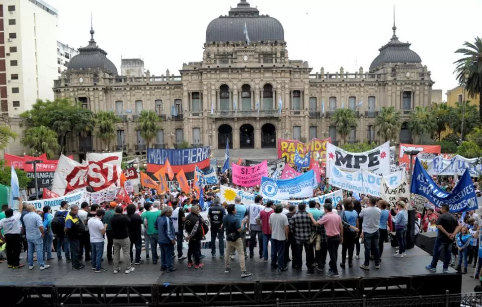 FRENTE A CASA DE GOBIERNO. La movilización gremial y de agrupaciones sociales comenzó en la plaza Urquiza y desembocó en la Independencia. la gaceta / fotos de franco vera