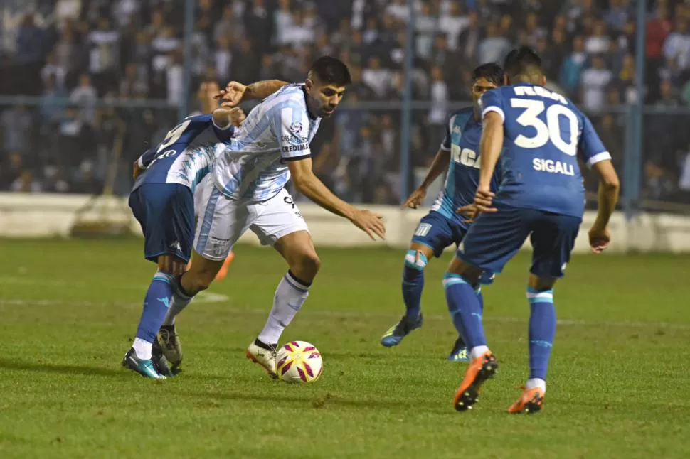 EL ÚLTIMO GRANDE QUE ENFRENTÓ. Si bien fue de local, la anterior vez que Atlético se midió contra un grande fue en la fecha 1 ante Racing, con quien pelea por la cima. En la foto, lleva la pelota Díaz.  la gaceta / foto de diego aráoz