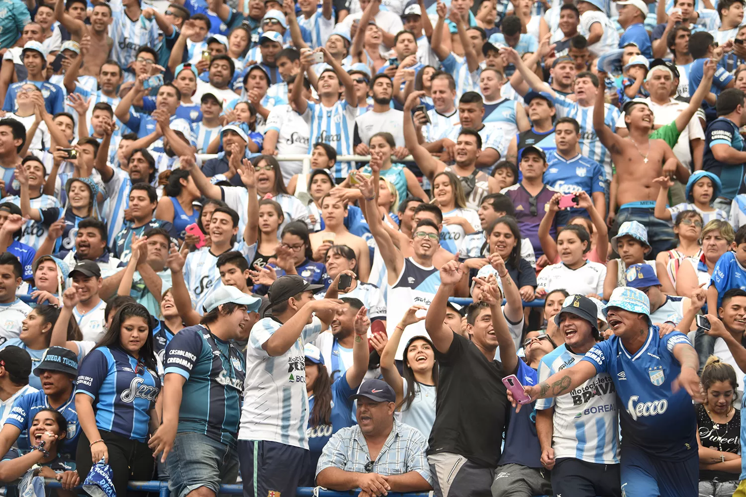 FELICES. Los hinchas de Atlético celebran un nuevo aniversario del club.