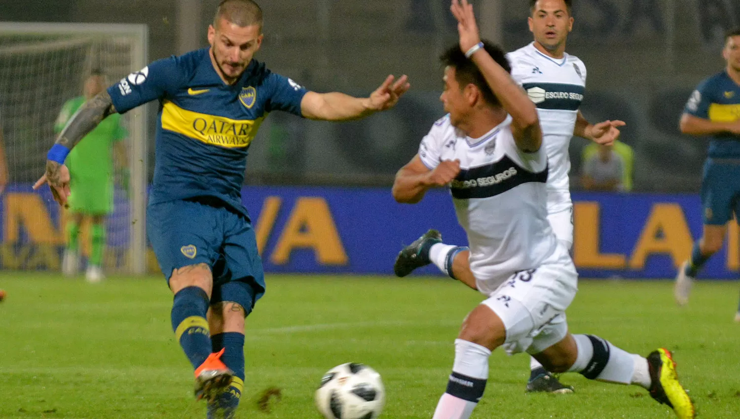 Benedetto sólo estuvo 12' en la cancha y se fue lesionado. (TÉLAM)