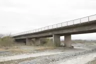 Grietas, goteras y barandas deformadas: así está un puente en Trancas