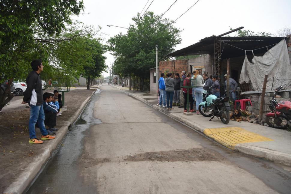 ÚLTIMO ADIOS. Decenas de vecinos llevaron ayer a la casa donde fueron velados los restos de Beatriz Emilia Salas. la gaceta / fotos de Analía Jaramillo