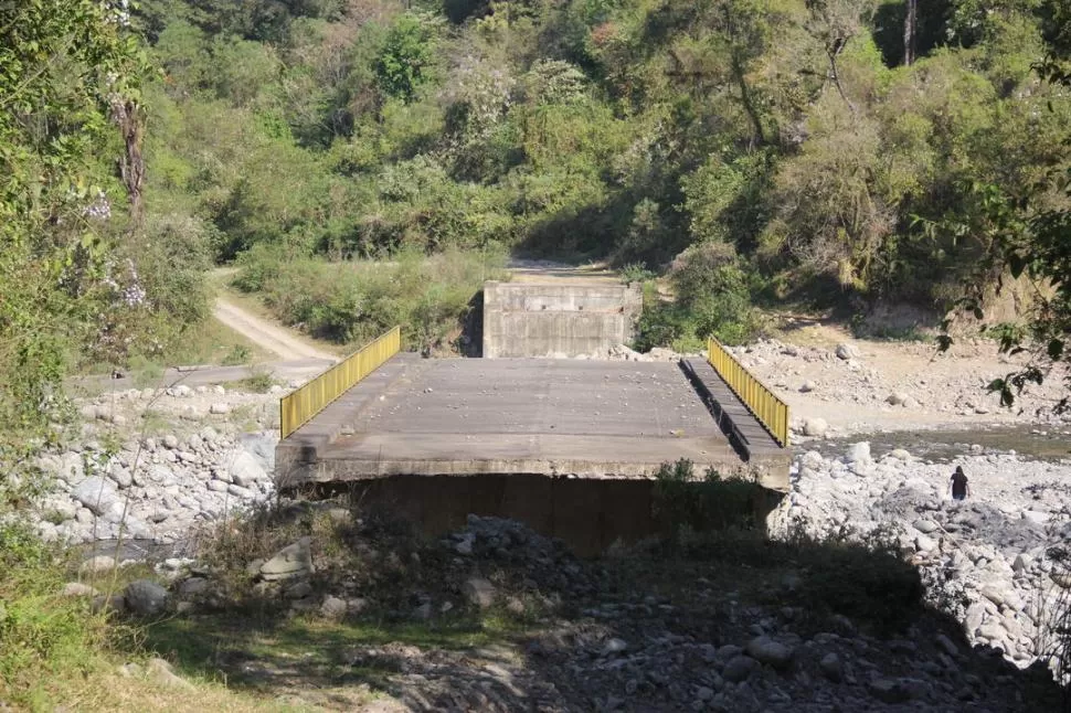 PARTIDO. Así se encuentra el cruce sobre el río Jaya, sobre la ruta 330. la gaceta / foto de matías quintana