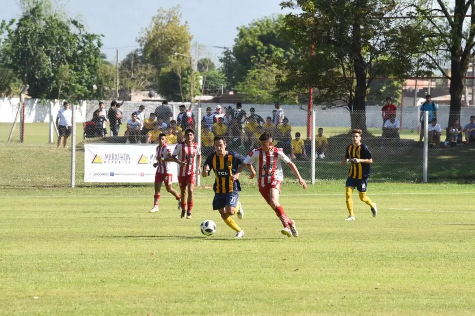 HISTÓRICO. Los equipos de Sexta división del “Santo” y Central jugaron el primer partido oficial en el flamante campo de juego del complejo “Natalio Mirkin”.  la gaceta / foto de Analía Jaramillo