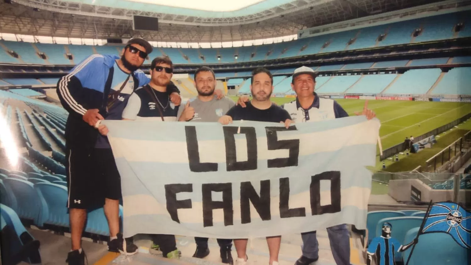 EN EL ESTADIO. Los hinchas Decanos coparon Brasil.