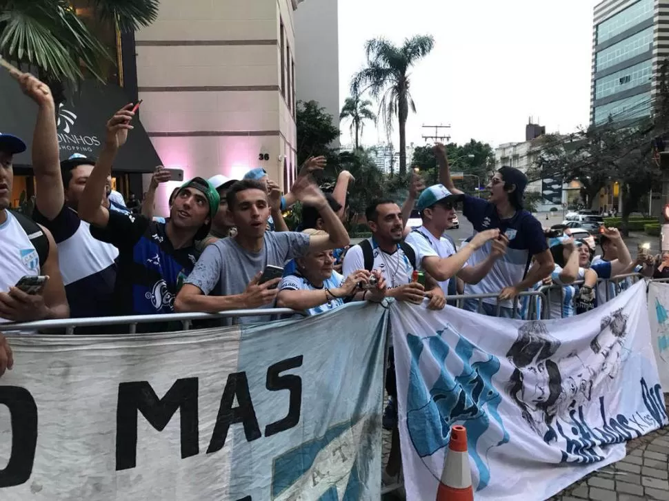 DESDE Y A TODOS LADOS. Estos vecinos del Barrio Oeste II no olvidaron su bandera y la lucirán en el Arena do Gremio. la gaceta / fotos de leo noli