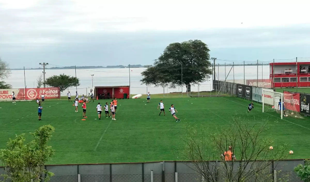 PANORÁMICA. Desde lejos puede verse al plantel de Atlético entrenándose en el predio de Inter, con el río Guaíba, de fondo. 