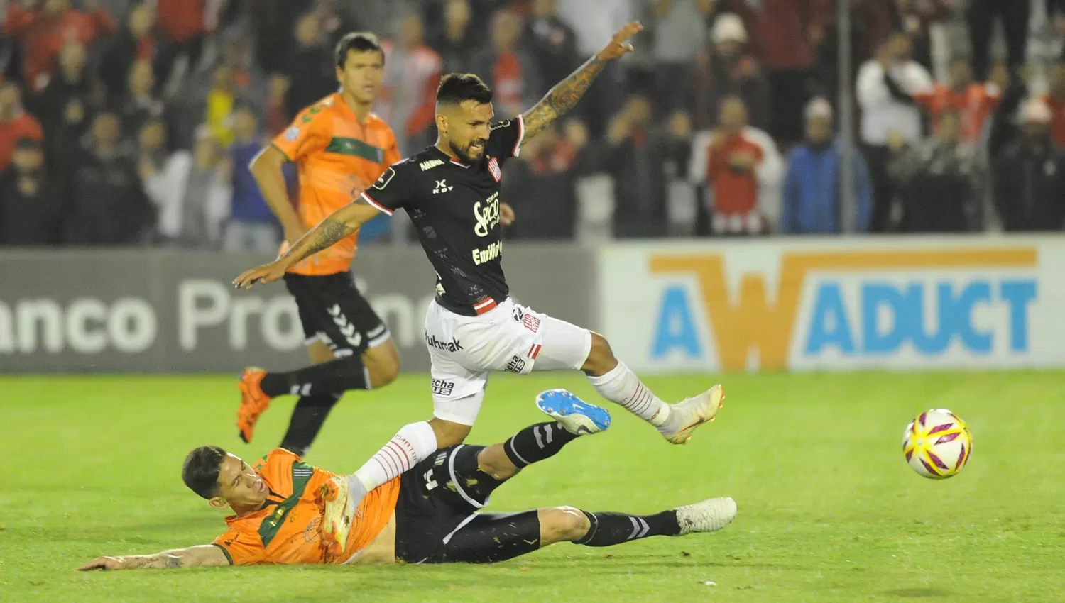 FALTÓ PICANTE ARRIBA. Figueroa se movió por todo el frente de ataque pero no fue peligroso para la defensa rival. 